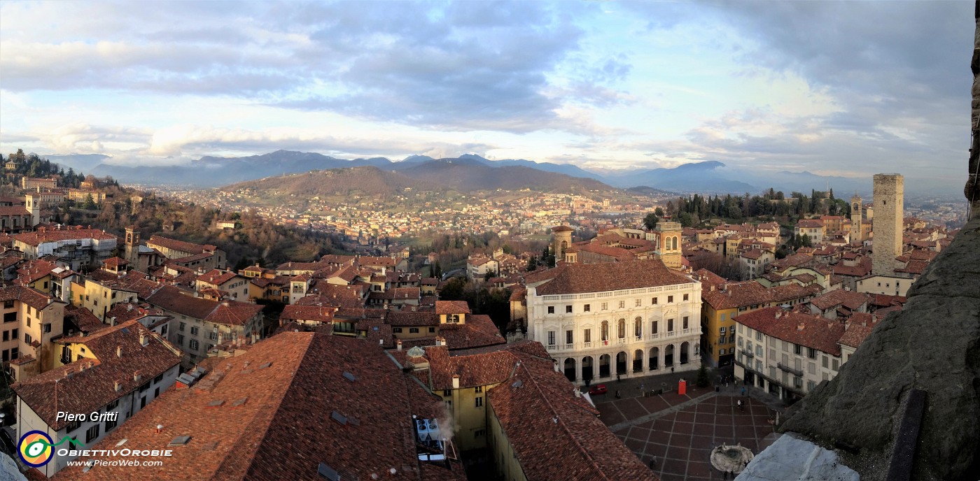 67 Piazza Vecchia vista dalla Torre Civica (Campanone) .jpg